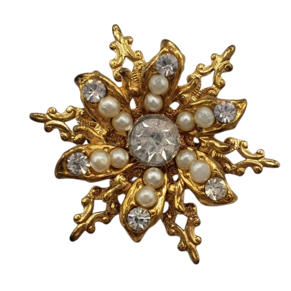 Jewelry - Elegant Golden Rhinestone Pearl Snowflake Brooch